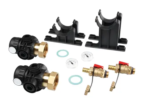 TECE-Verteiler mit zwei Kugelhähnen, Wandhaltern und Dichtungen. Enthält Druckmanometer und ist für die Heizungsinstallation vorgesehen.